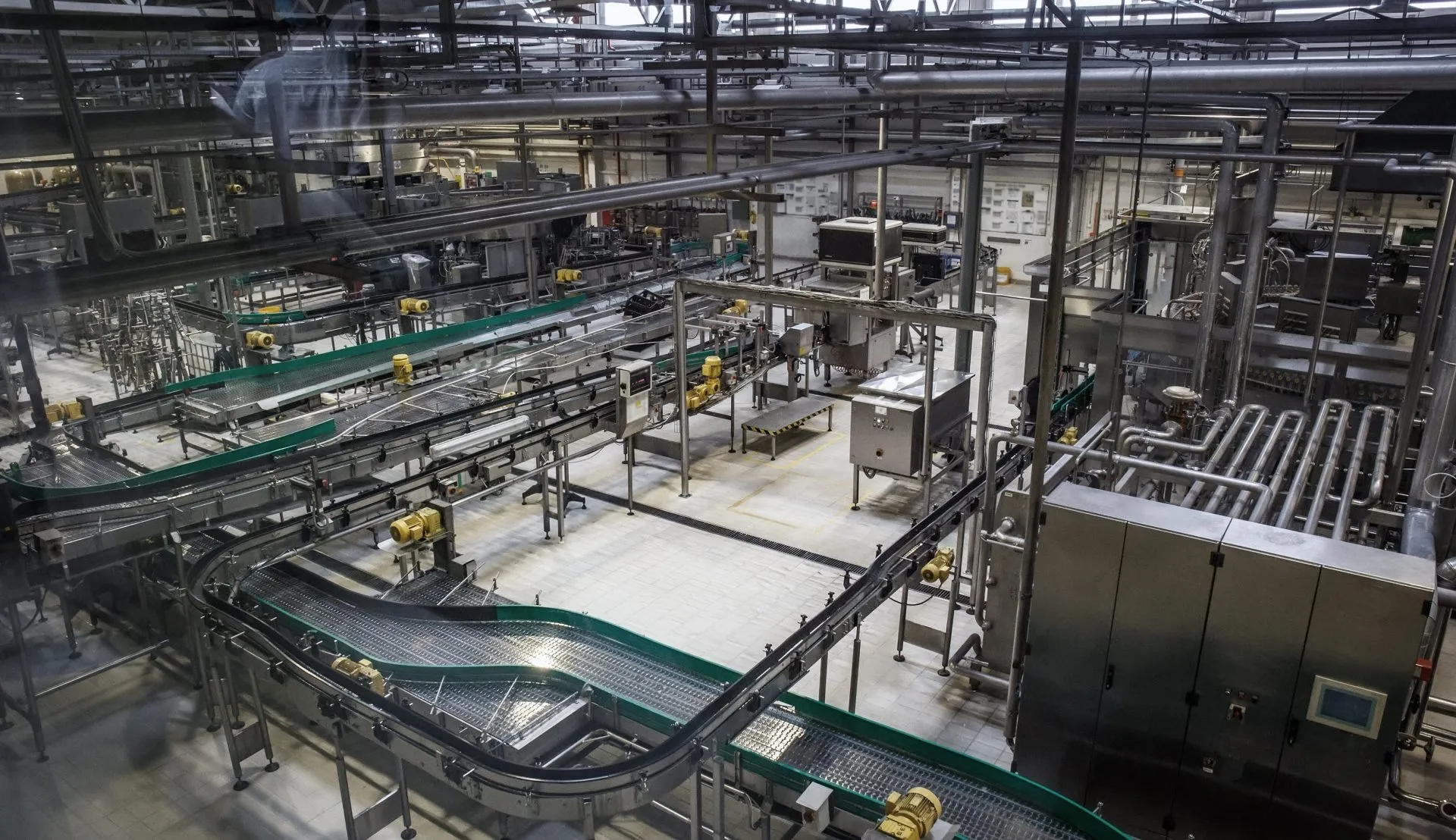 Washdown-rated processing floor with stainless conveyor lines