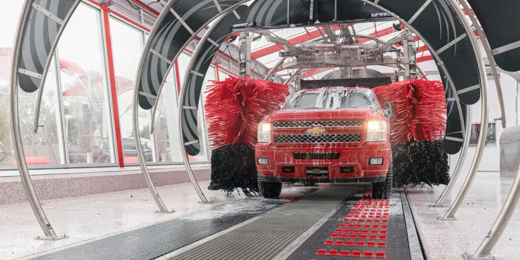 Car wash tunnel conveyor system
