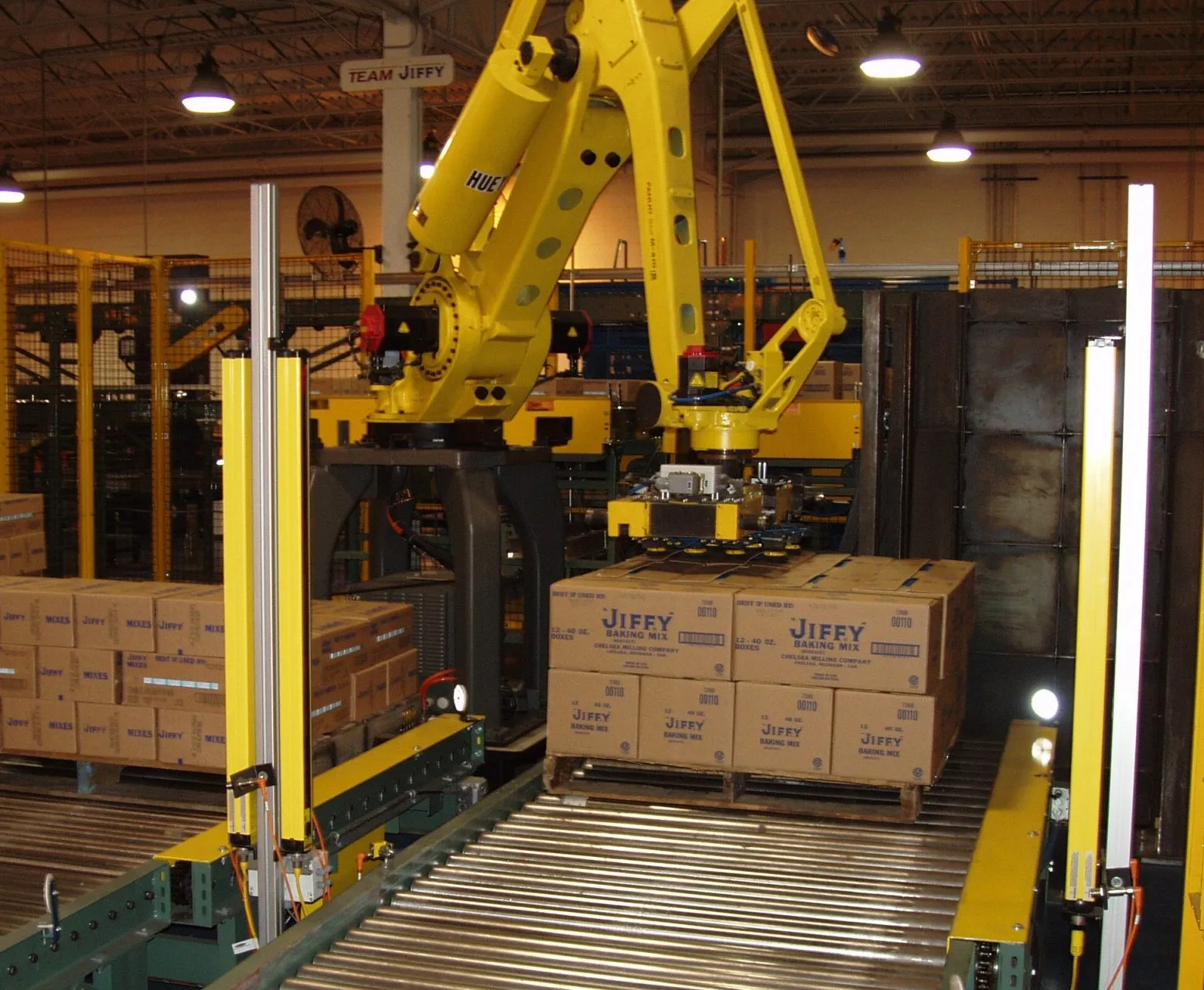 Palletizing cell with conveyor infeed