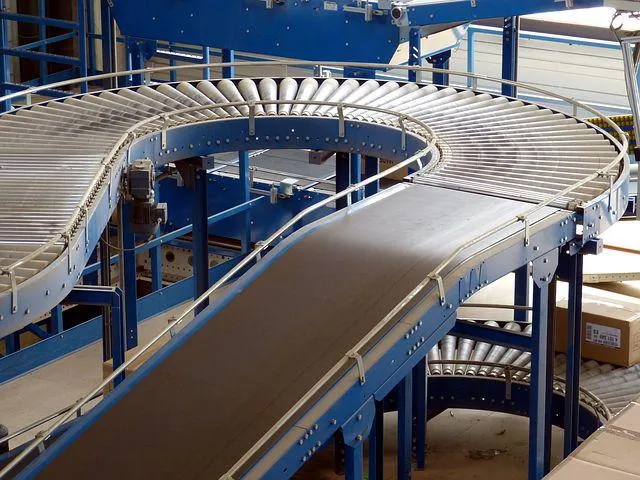 Curved belt conveyor on a food production line