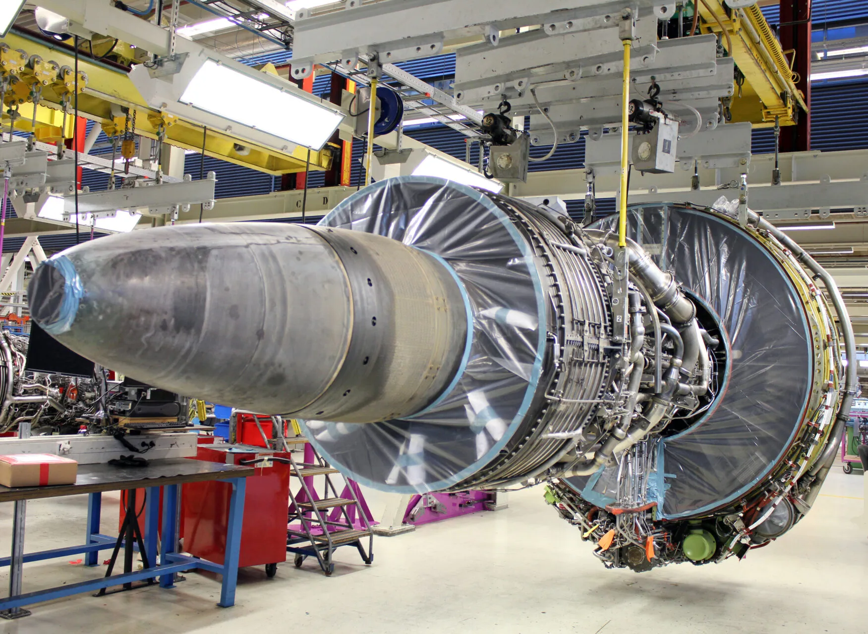 Aircraft engine moving on an overhead conveyor system